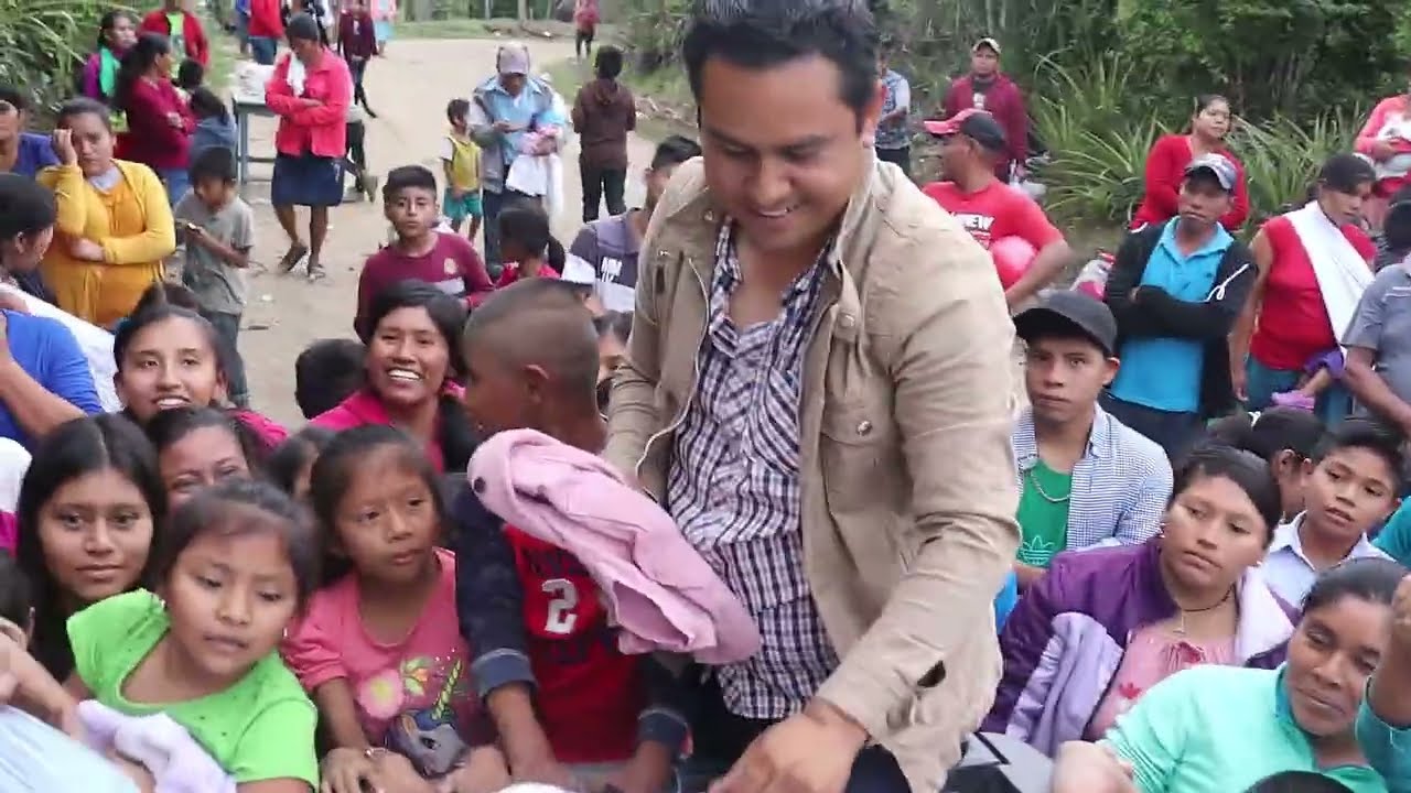 regalando ropa en el rancho todo se sale de control