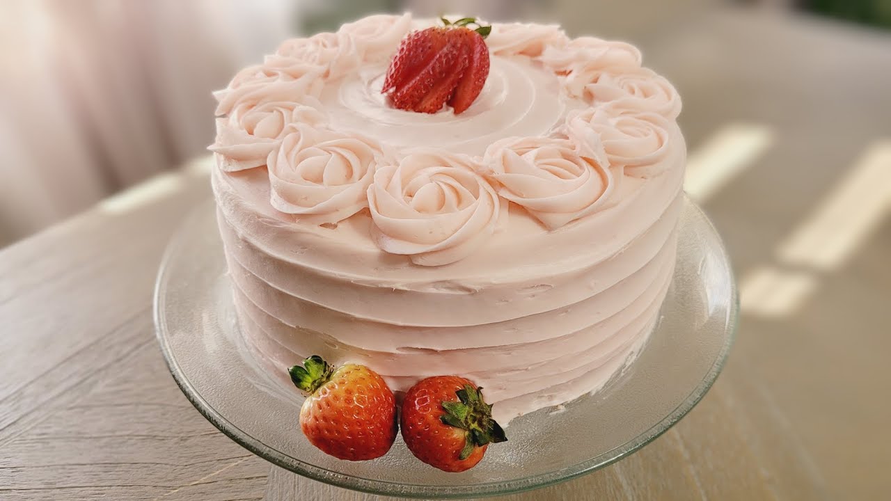 Dolly Parton's Strawberry Cake Review