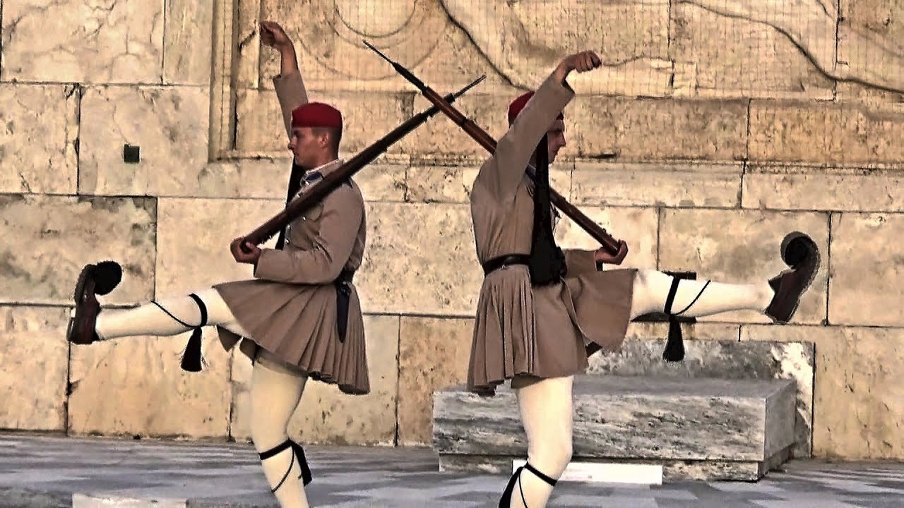 Schimbarea gărzii la Monumentul Soldatului Necunoscut (Atena, Grecia)
