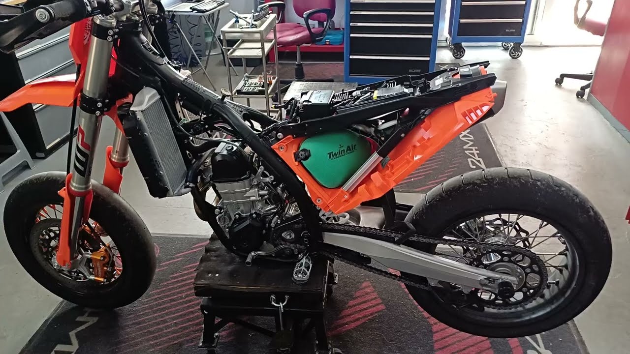 What's new on the 2025 KTM smr450 supermoto bike