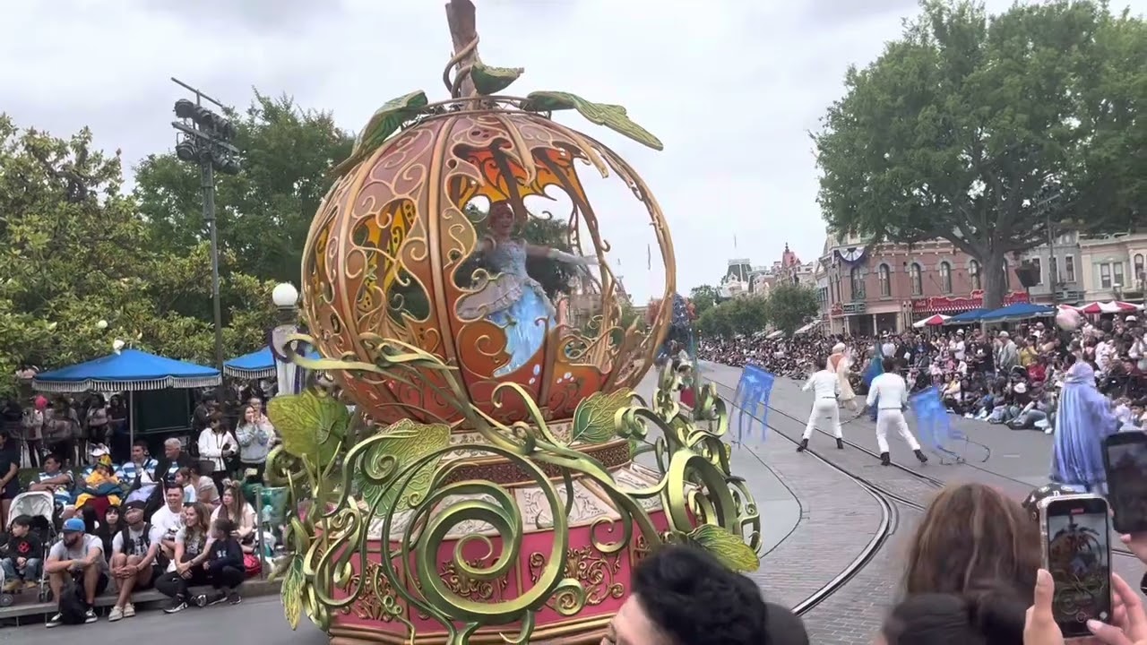 加州迪士尼遊行Parade at Disney California