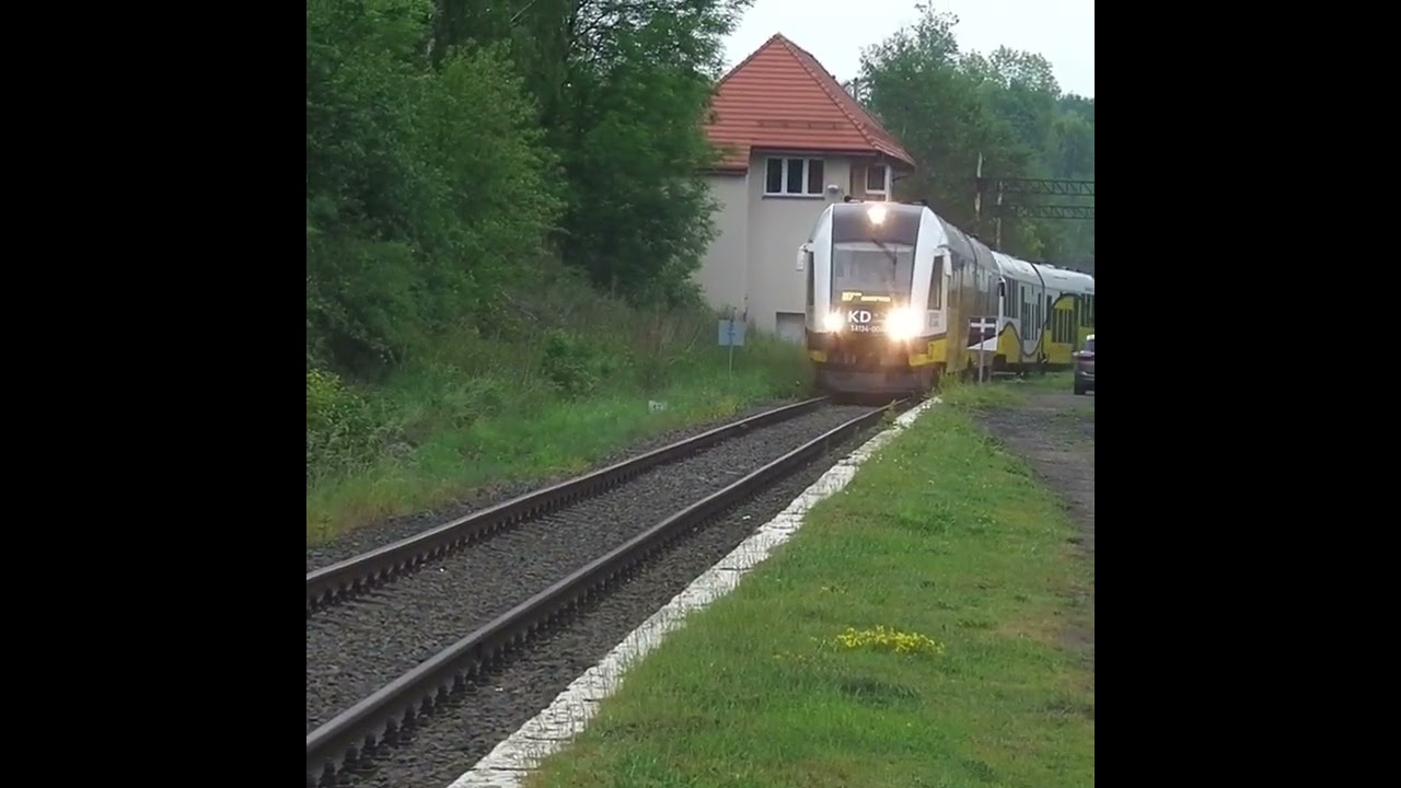 A KD Newag Impuls and two KD SA134s pass and arrive at Boguszów-Gorce Wschód simultaneously