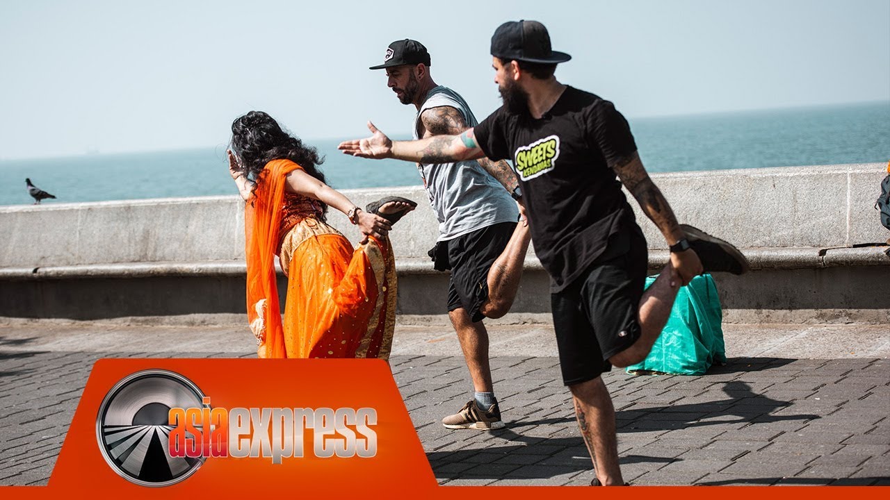 Finaliștii trebuie să-i învețe pe indieni dansul arătat de mireasă. 