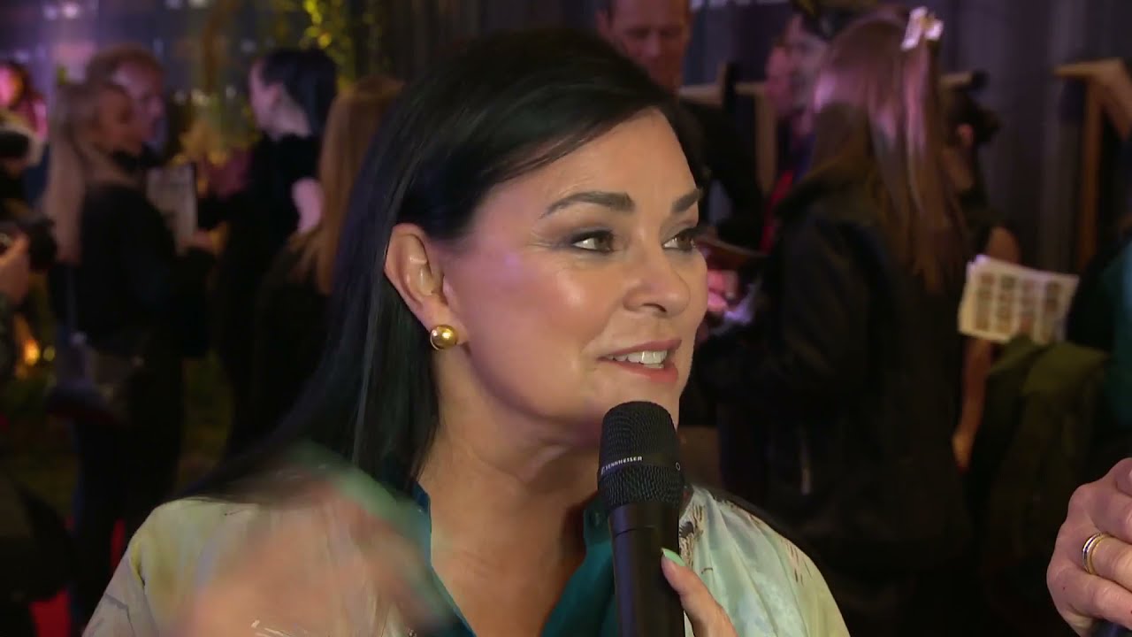 Outlander | Interviews - Diana Gabaldon S6 Premiere Red Carpet