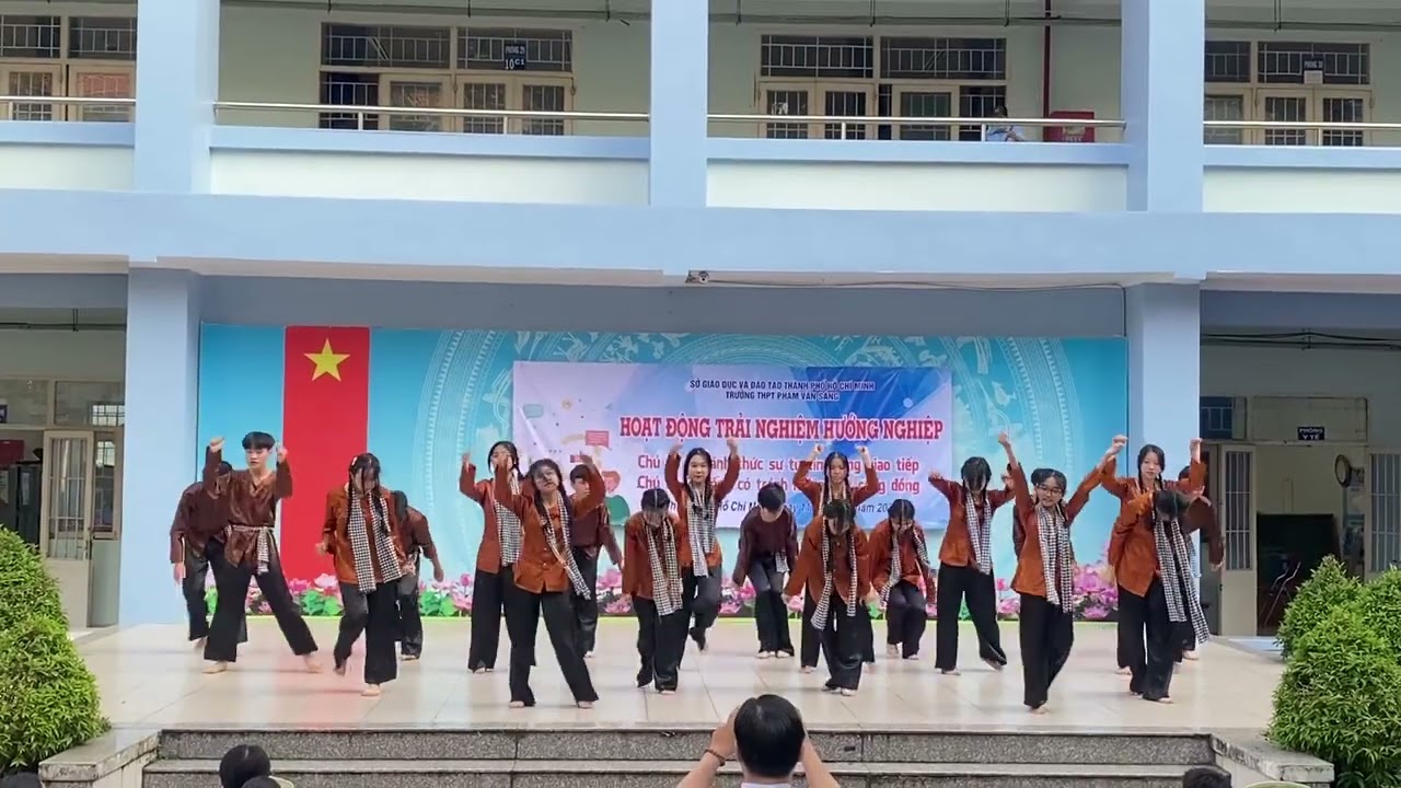 THPT PHẠM VĂN SÁNG LỚP 10C12 _ Những Ngôi Sao Xa Xôi x Vũ Trụ Cò Bay. Chuyên đề văn 11/12/2023