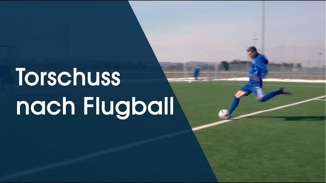 Torschuss nach Flugball - Fußballtraining am Deutschen Fußball Internat