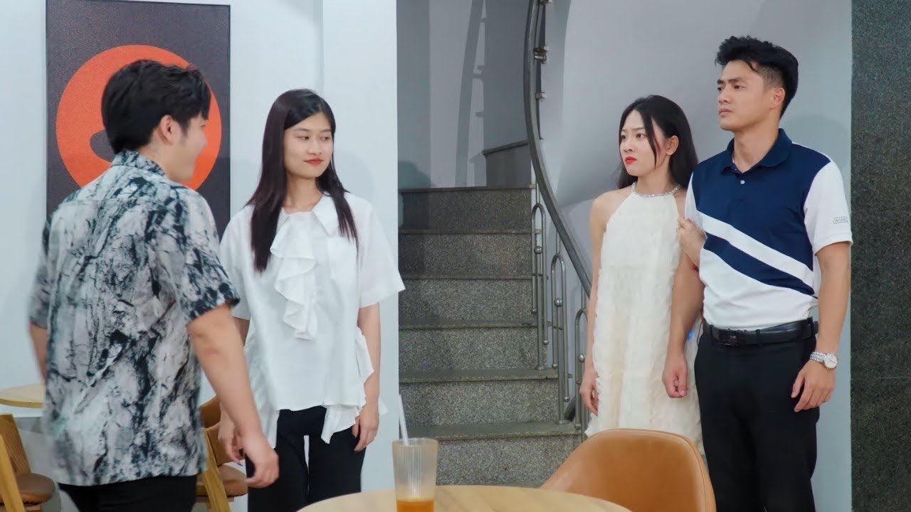 Chủ Tịch Đi Ăn Ốc Vỉa Hè Bị Bạn Gái Mới Quen Coi Thường Quay Ra Yêu Cô Chủ Hàng Ốc Và Cái Kết-T1574