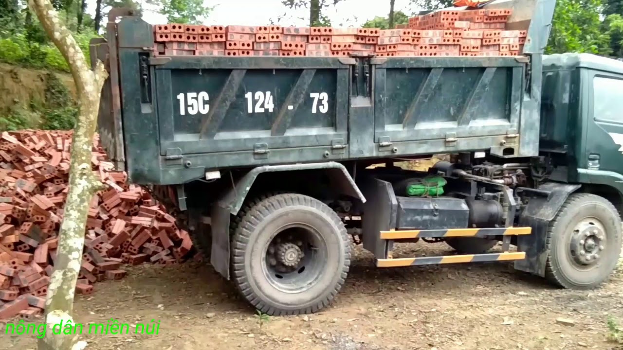 Xe ôtô tải chở gạch đổ ben Dump truck with bricks