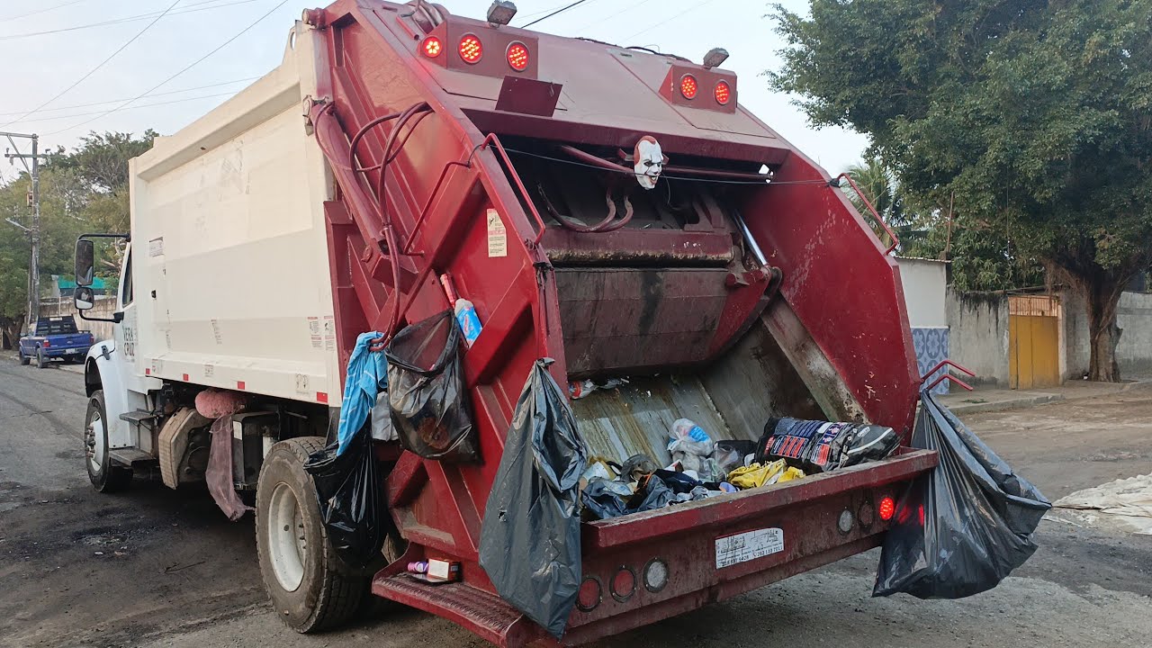 Freightliner M2 EMV Pasando muy temprano Con saludos del chofer Y compactando la basura🚮🚯🇲🇽 En Ver🇲🇽
