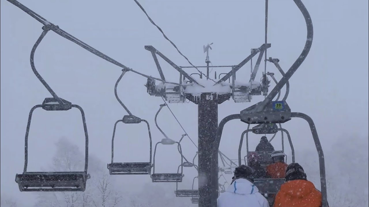 たざわ湖スキー場のリフトとスピーカー