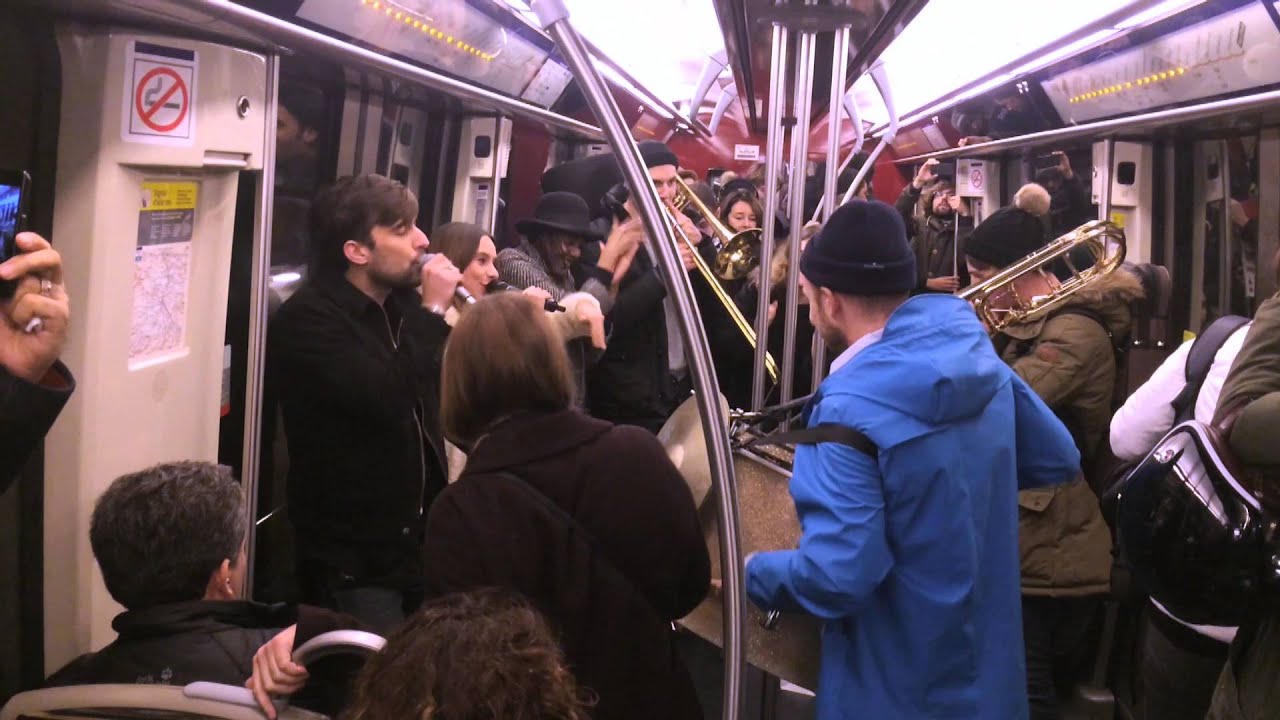 Éléphant joue Touché Coulé dans le métro Parisien