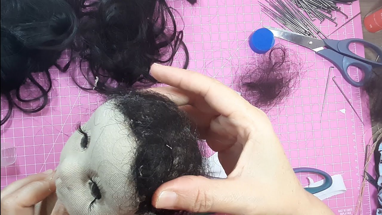 Colocação de cabelo em boneca de pano passo a passo na íntegra.
