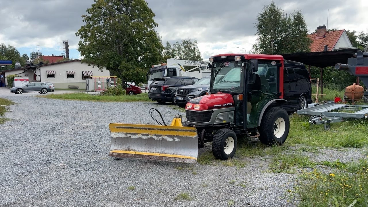 K&ouml;p Traktor Yanmar EF235 med blad & skopa p&aring; Klaravik