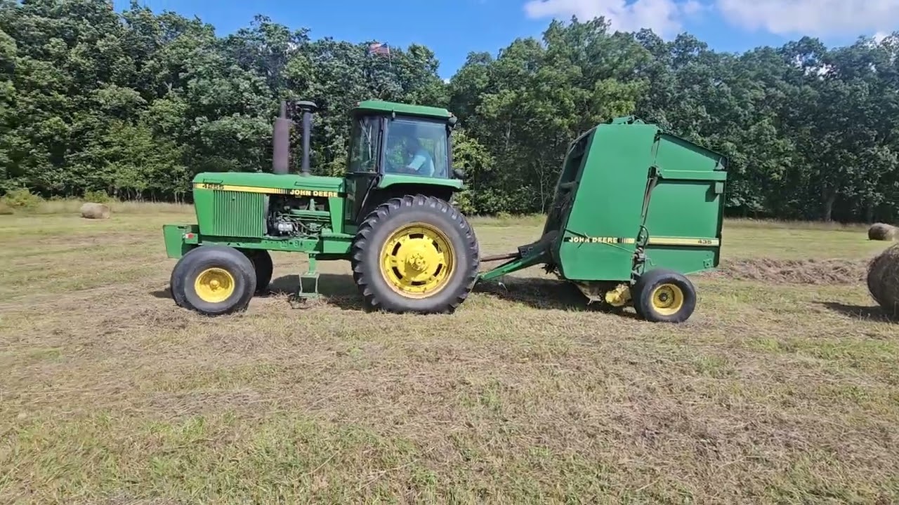 John Deere 435 Round baler making us big bucks!