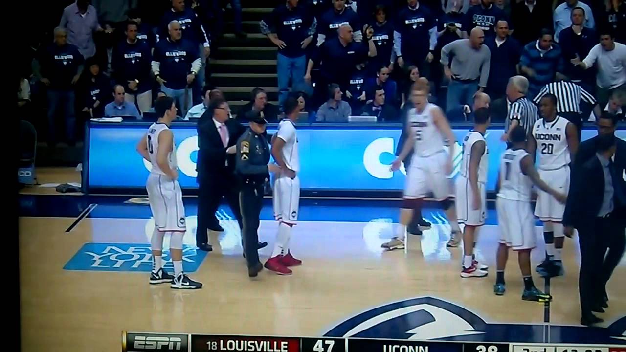 Ref misses foul, ejects UConn coach Kevin Ollie