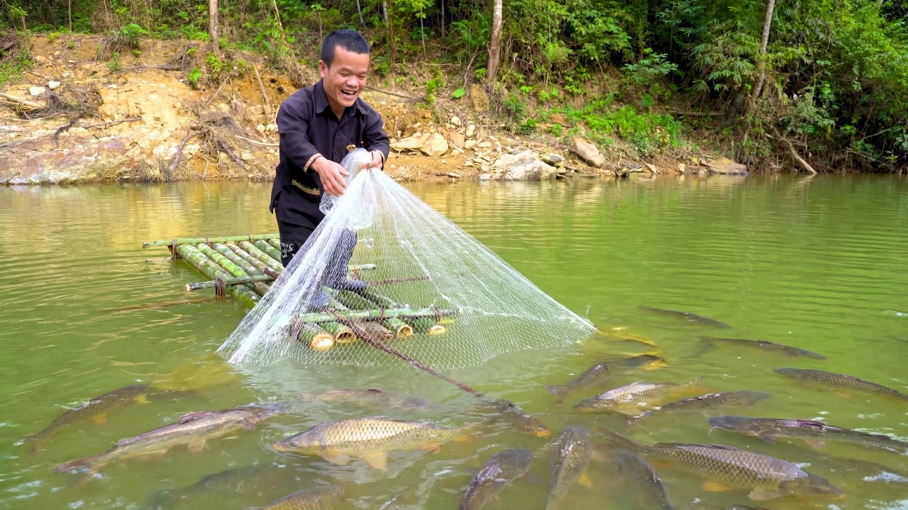 Dwarf Family Builds a Bamboo Raft to Catch Fish | Setting Nets and Fish Traps for a Huge Catch