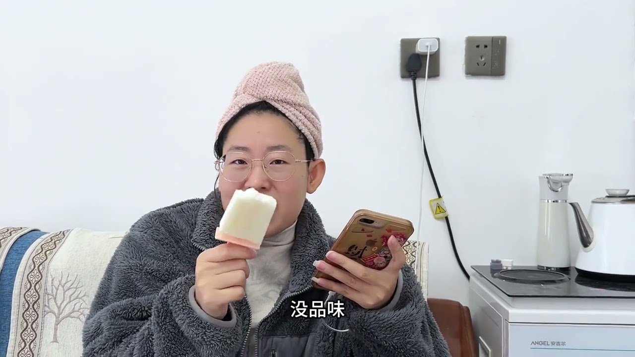 把母乳制成冰棍拿给媳妇吃，看看她能吃出来吗？ #夫妻日常搞笑 #手工冰棍 #整蛊 #一定要看到最后