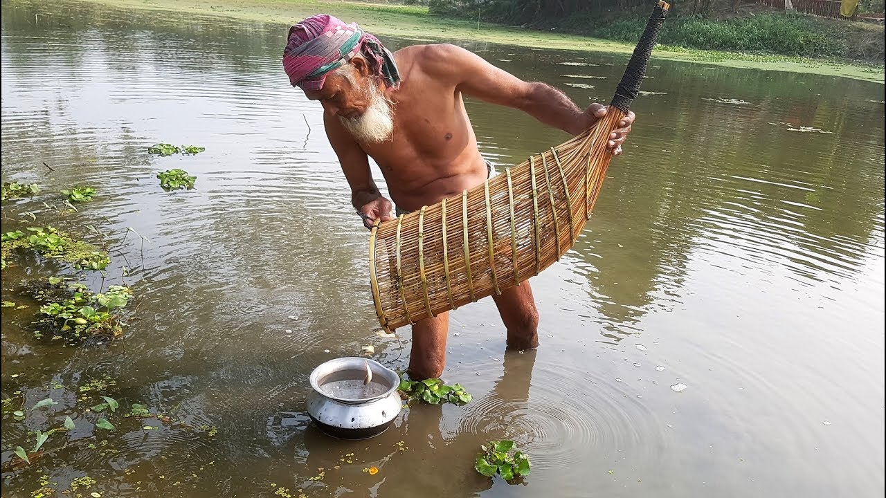 Lost Fishing Tools Of Rural Village People - Bamboo Fish Trapping Cage Making & Catching Fish