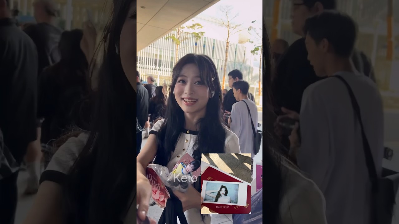 Ahyeon gave her photocard to fans omg she&rsquo;s so kind 🥺 ctto : keto1202 #babymonster #ahyeon