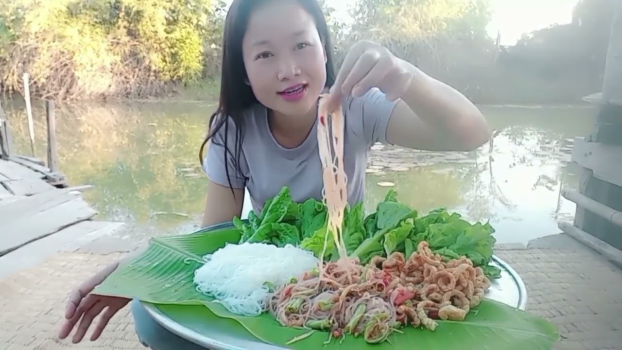ตำเผ็ดๆกินเเคมหนอง#สาวลาวกินแซ่บ 
