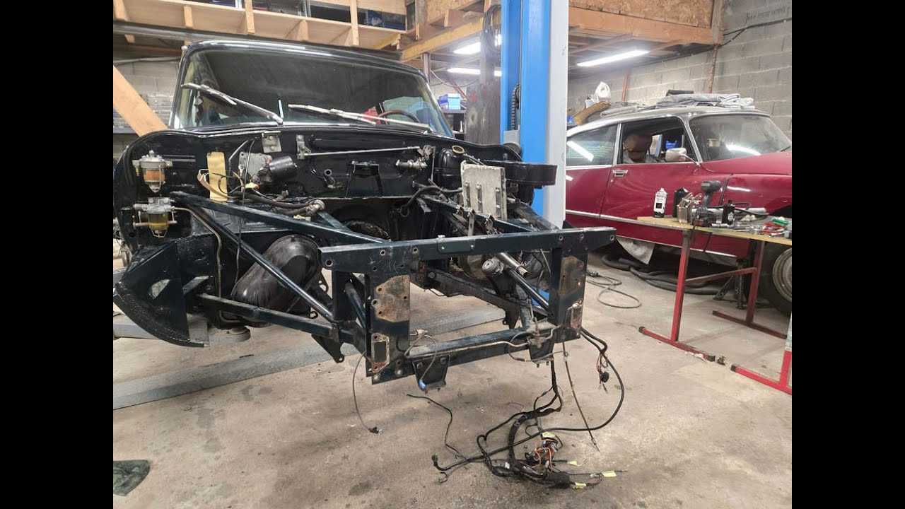 Мой Jaguar E-Type Series 2 4.2L 1969 года, цвет British Racing Green. Реставрация будет завершена...