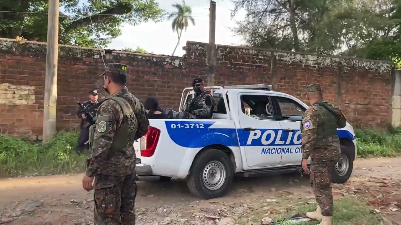 Presenta a acusados de asesinar a tres agentes policiales en Santa Ana