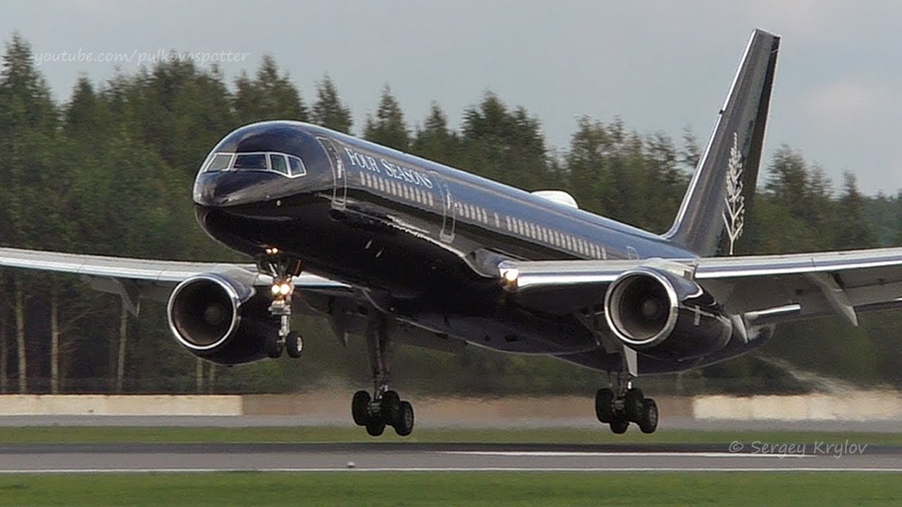 Частный самолет Four Seasons - черный Боинг 757-200 G-TCSX садится в аэропорту Санкт-Петербурга.