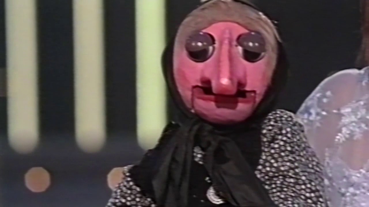 Mari Carmen Y Sus Muñecos - Doña Rogelia Causa Furor