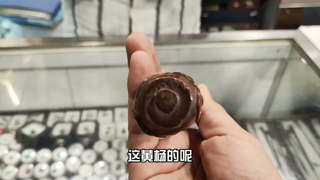 古玩城里转转，老一辈玩木头的多，捡漏红木雕刻框，工艺太精美了，眼力好哪里都有漏