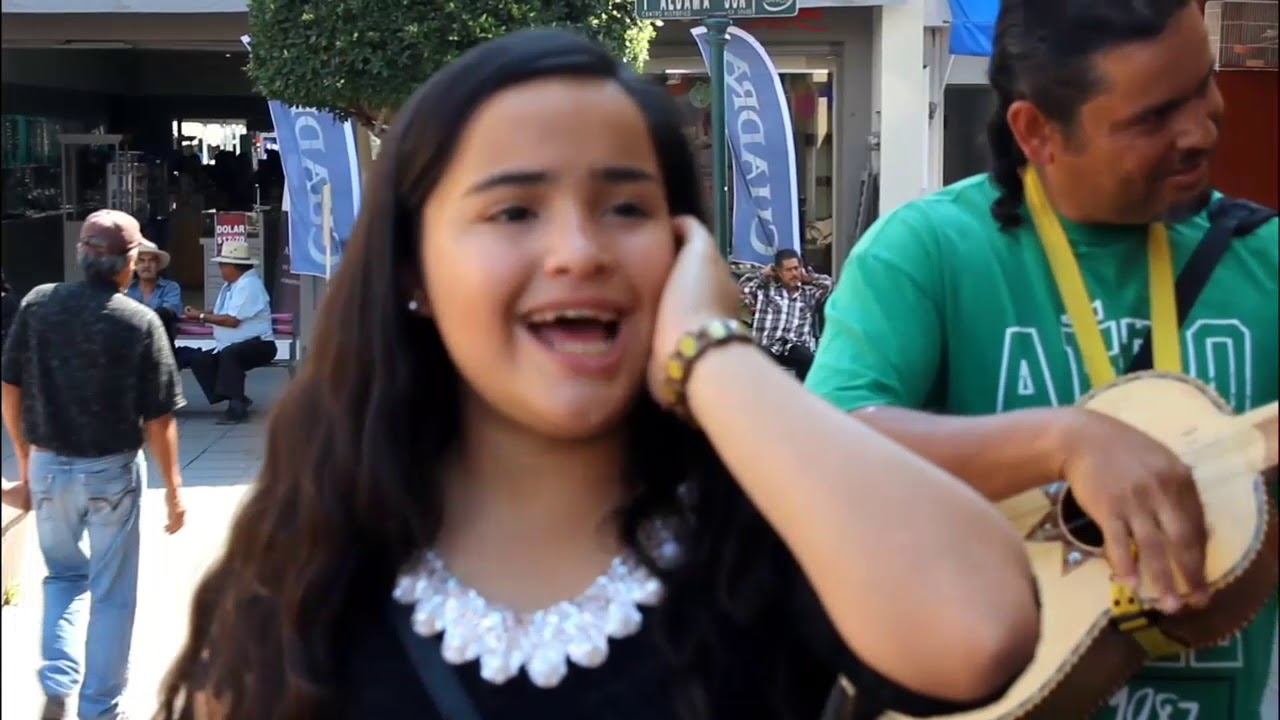 Niña cantando hermoso en Zamora  Michoacán,  María Jose.