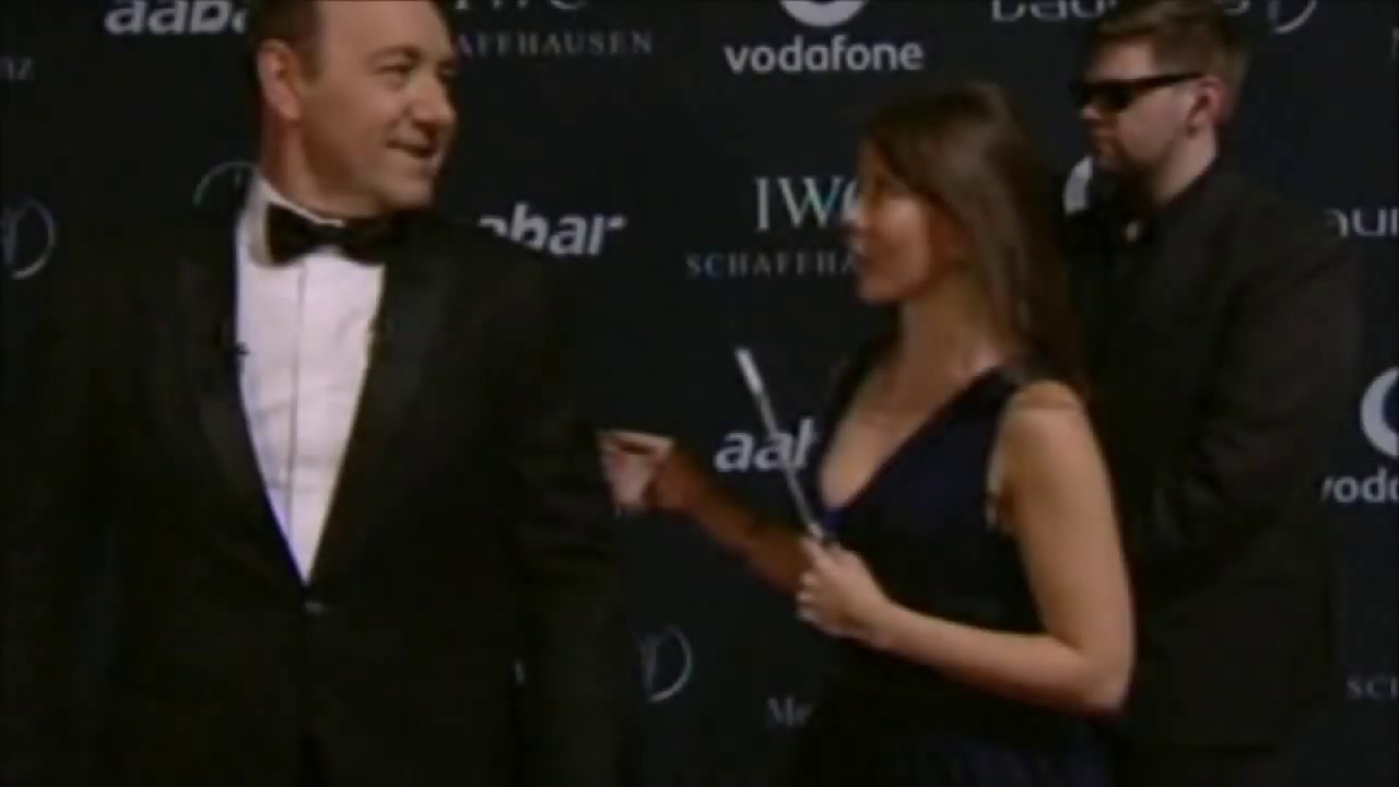 Kevin Spacey 'I Gotta Feeling' / Sings