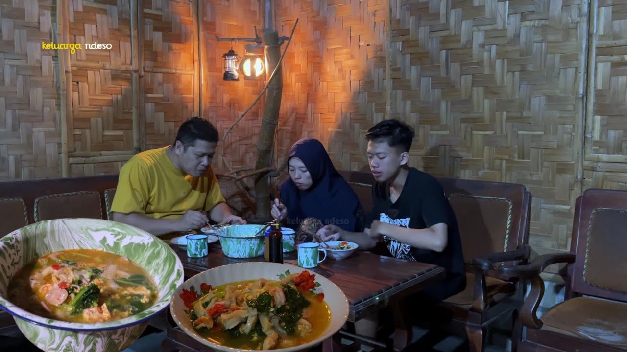 Baru kali ini makan seblak pake nasi putih😁, membuat seblak kuah pedas super nikmat, masak di desa