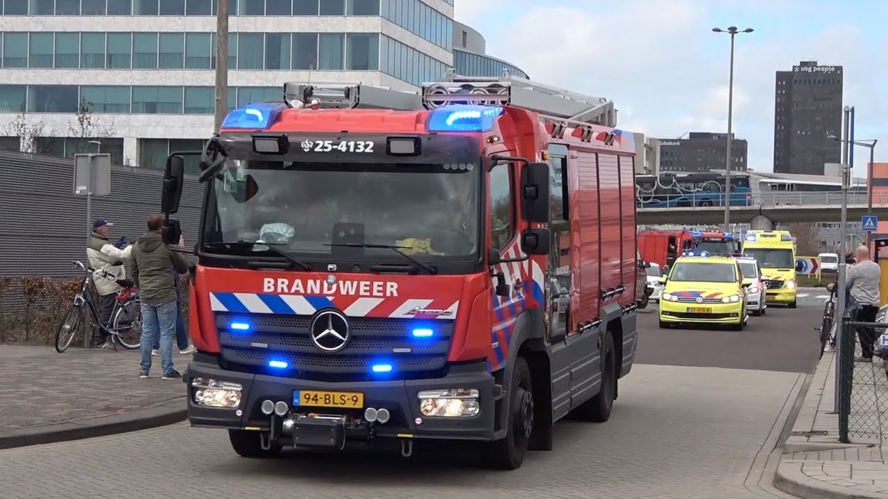 Eerbetoon van hulpdiensten aan zorgmedewerkers Flevoziekenhuis