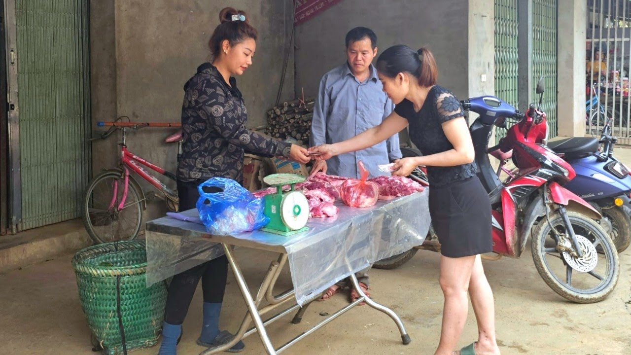 Pigs raised on the farm have grown to adulthood : Mai and her father brought pork to sell