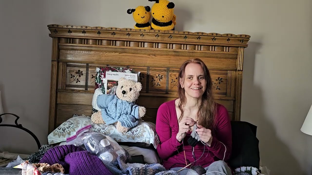 Mondays with Mei craft and chat about the channel while I knit the trifle legwarmers 