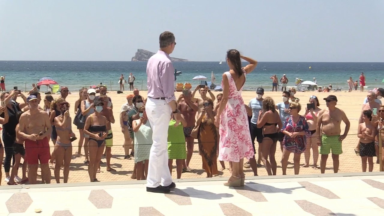 Sus Majestades los Reyes durante el recorrido realizado por el paseo marítimo de la Playa de Levante