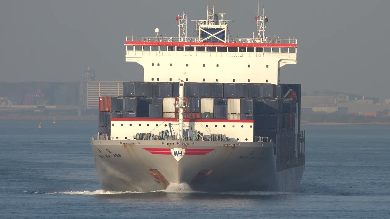 Container Ship《宜春WAN HAI 369》Crossing the Tsing Ma Bridge in HK 20260316_C0001
