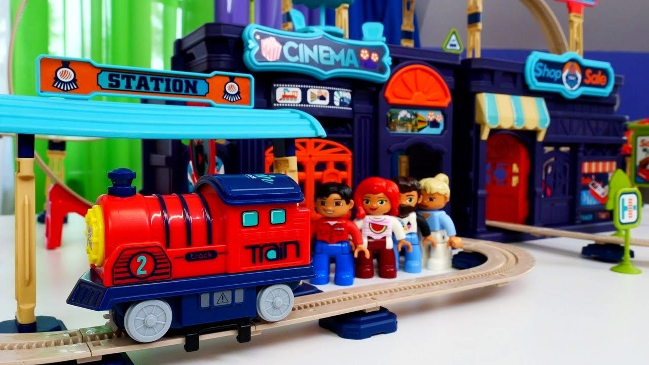 Tren oyunu. Oyuncak tren ile oynayalım. Bebek oyunu.