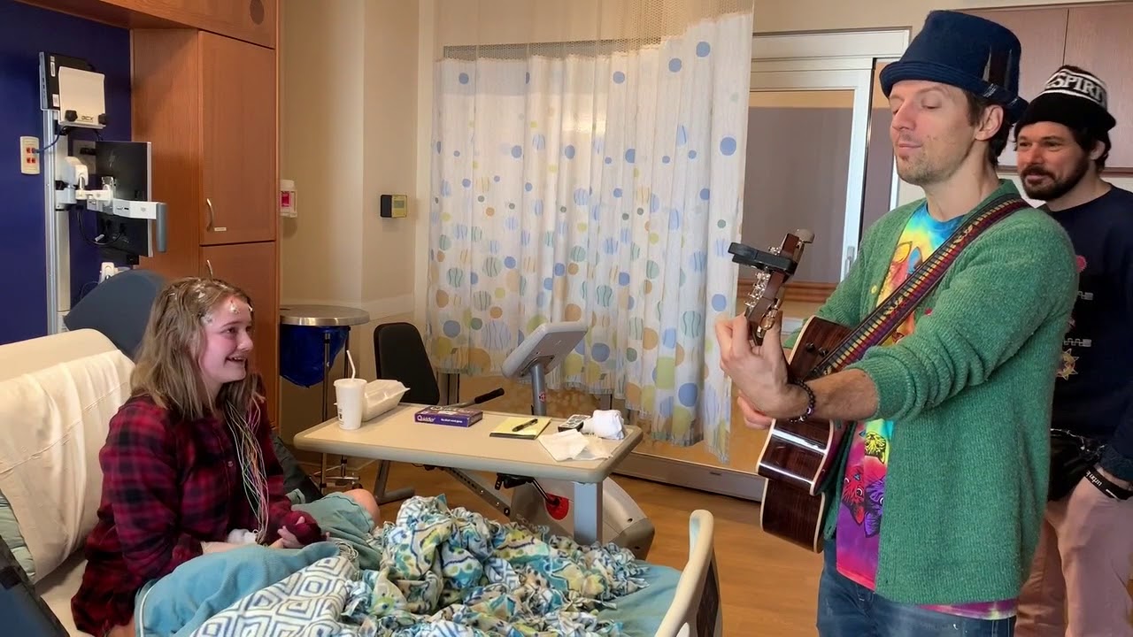 Jason Mraz sings to Taylor at Children's Hospital of Wisconsin