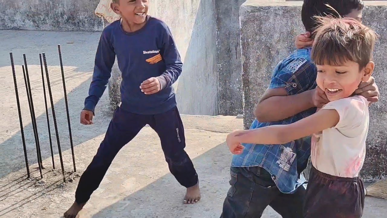 Holi khelte khelte ladai karne 😲 lag gye