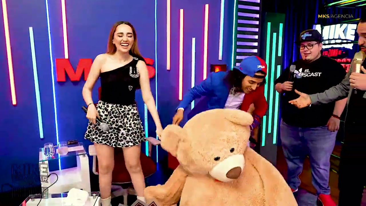 Le regala un oso de peluche gigante y no esperaba esto