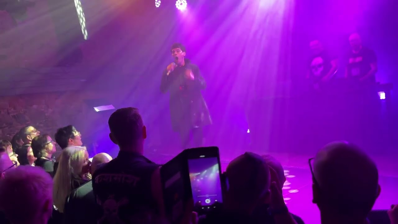 Isaac Howlett performing Coldplay's „Clocks