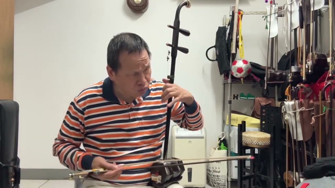 《拉駱駝》是一首著名的二胡獨奏曲，由作曲家曾尋於1954年根據內蒙古民歌。