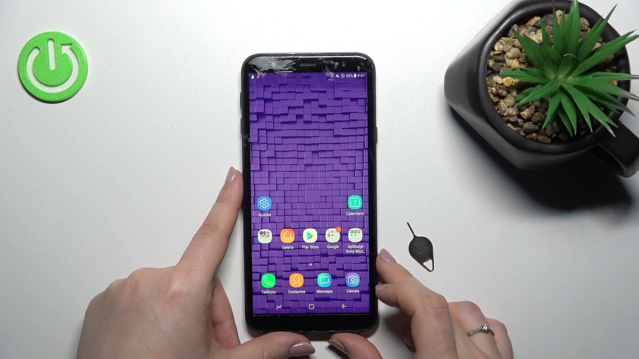 Cómo insertar la tarjeta SIM y la tarjeta de memoria en SAMSUNG GALAXY J4+