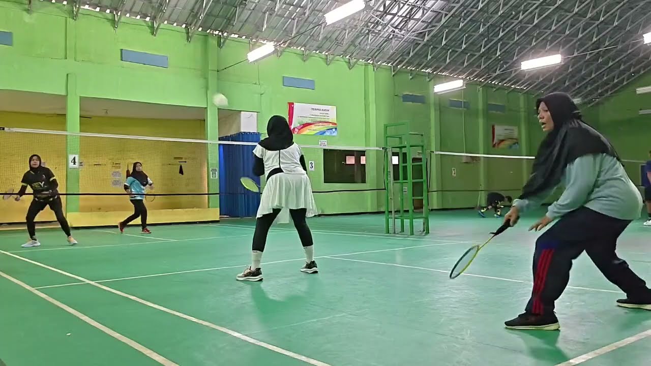 SAMA-SAMA KUAT GAES🔥🥳🏸BADMINTON IBU-IBU DI GOR MUSTIKA