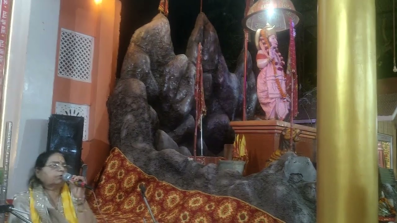संकटमोचन श्री हनुमान मंदिर  में 33 वें सामुहिक हनुमान चालीसा पाठ  में आरती करते हुए भक्तजन।