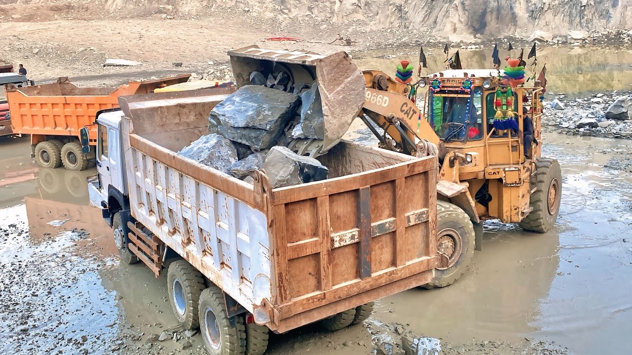 Very Biggest Stone 😳 The powerful Caterpillar 966 loaded for dumptruck 🗯️