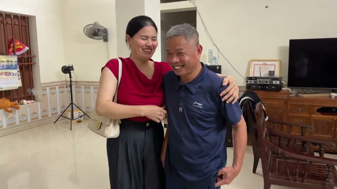 Bà Năm Khoe Ngay Quần Áo Mới Với Ông Thoan 