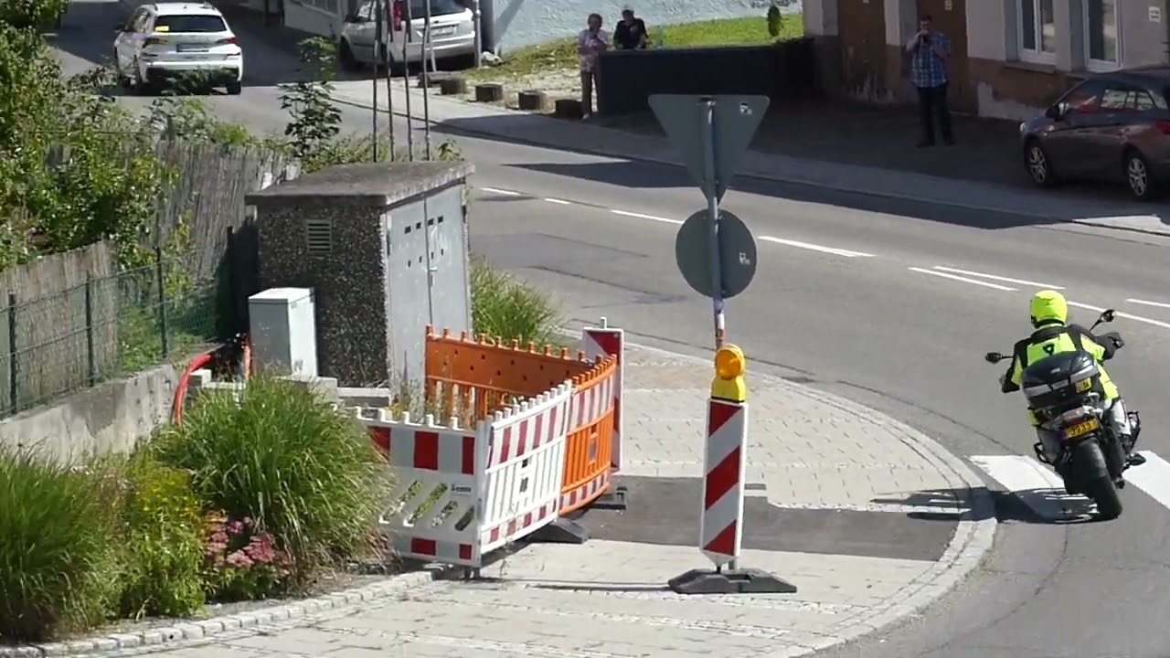 Deutschland Tour 2024 Burladingen Kreisverkehr Durchfahrt inkl. Begleitfahrzeuge