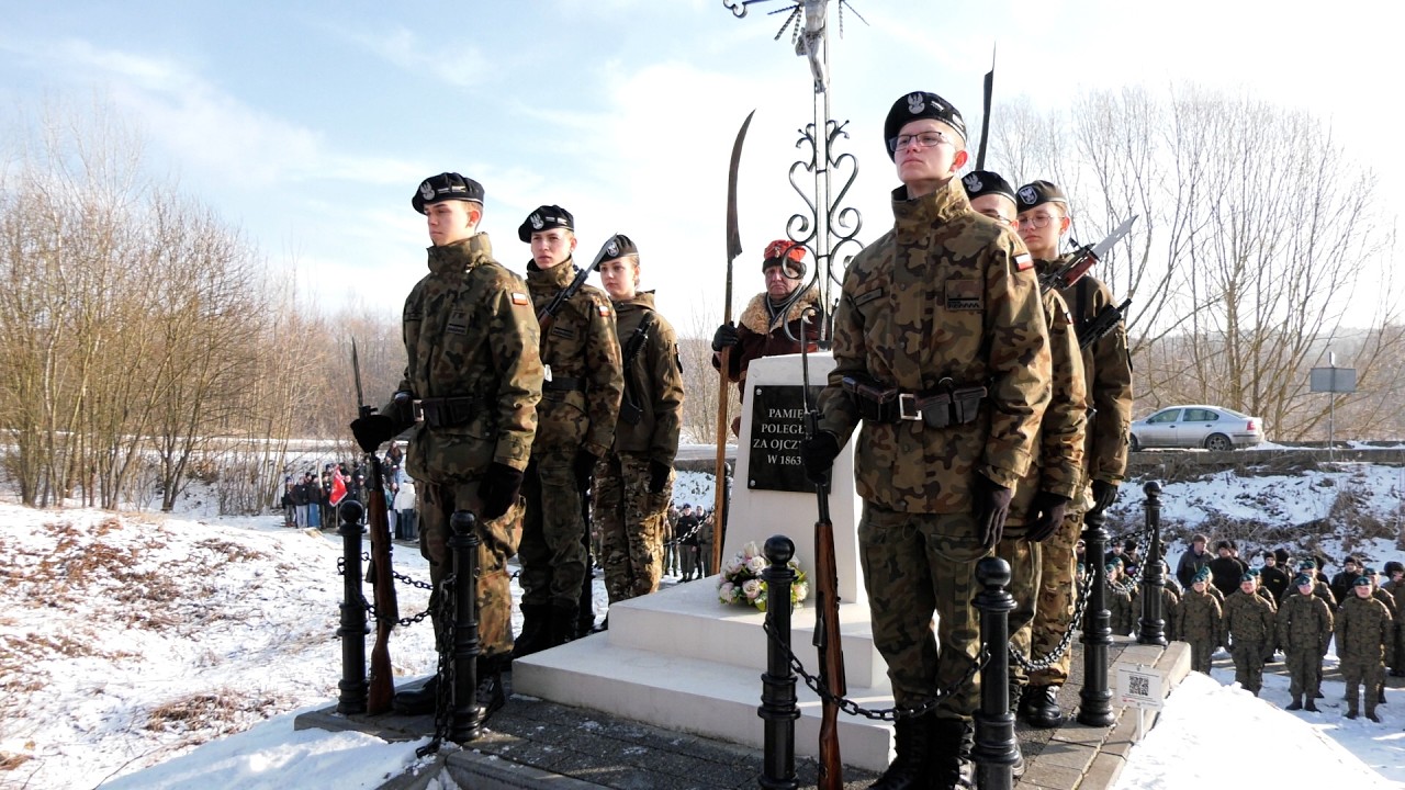 Staszów oddał cześć bohaterom. Modlitwą, kwiatami i marszem